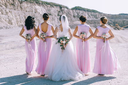 Complementos de novia que marcan la diferencia: tiaras, pendientes y bolsos