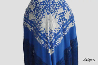 Mantón bordado a mano