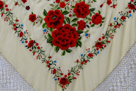 Mantón Bordado Máquina Marfil - Rojo