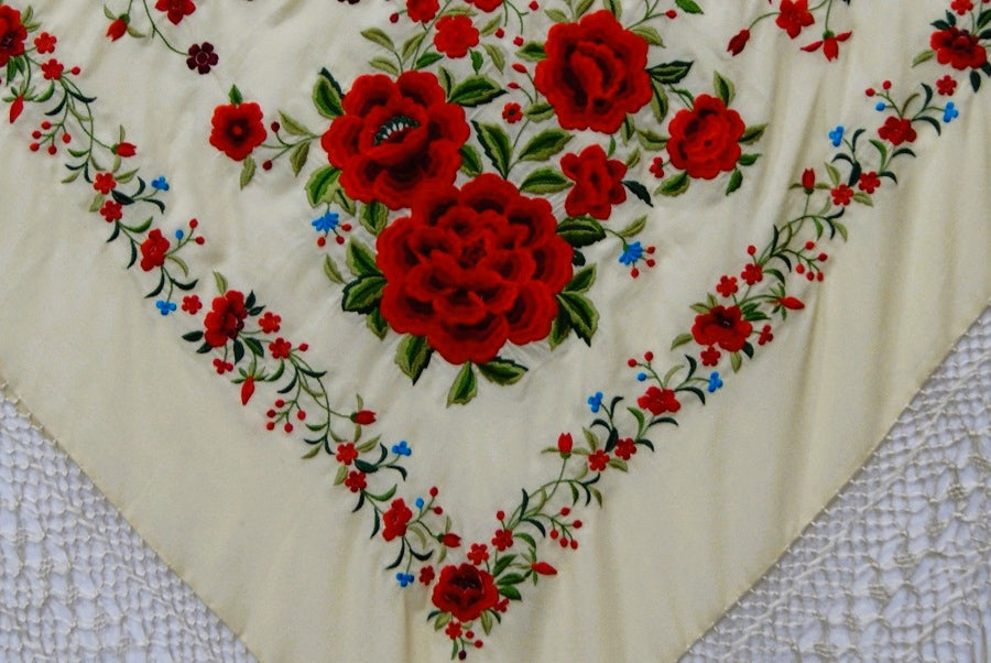 Mantón Bordado Máquina Marfil - Rojo